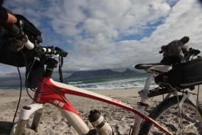 10 endlich am Strand, im Hintergrund der Tafelberg